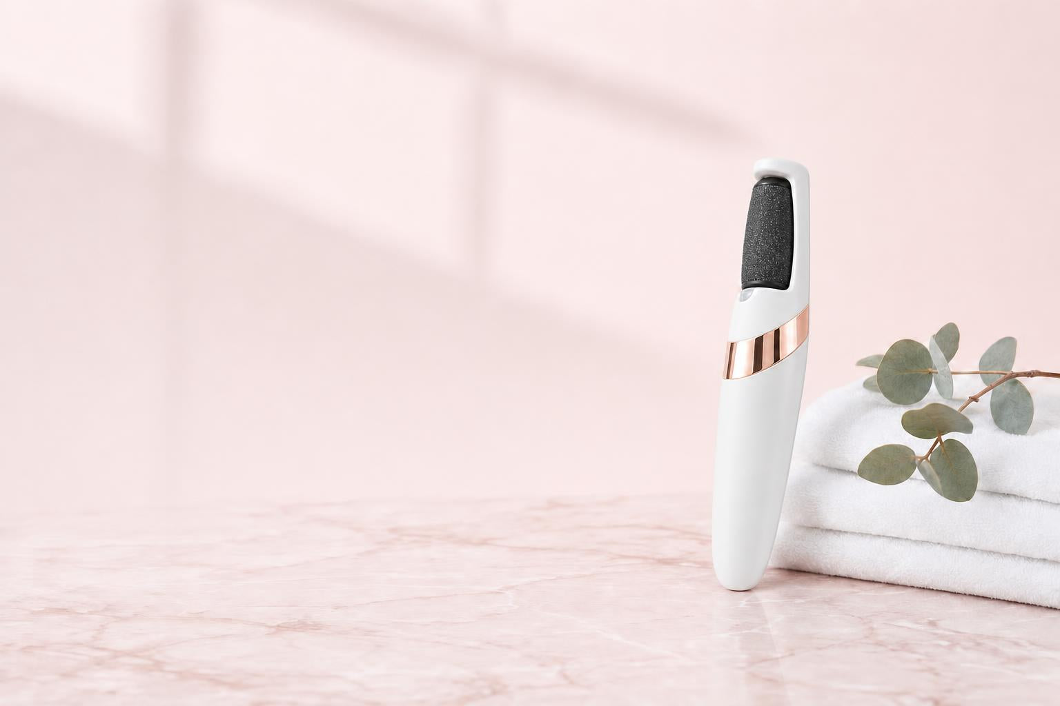 Pedisoft rosa sobre mármol con toallas